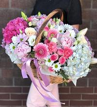 Композиция солнечный день в Апрелевке Цветочная композиция из Розы, Хризантемы, Пионы и Лизиантусы в корзине в Апрелевке