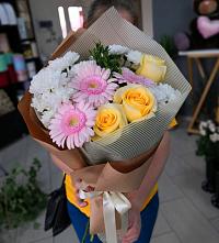 Букет цветов из:  Герберы, Розы и Хризантемы в Апрелевке