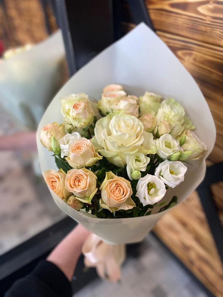 Букет Летний бриз в Апрелевке Букет цветов из: Розы и Лизиантусы в Апрелевке